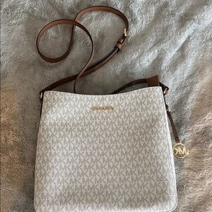 Michael Kors Jet Set Large Messenger Bag